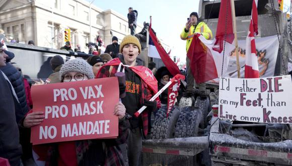 Un manifestante en apoyo de máscaras y vacunas se abre paso a través de una manifestación en apoyo de un convoy de camioneros en Ottawa que protesta por las restricciones de COVID-19, en Queen's Park en Toronto. (Foto: Nathan Denette/The Canadian Press vía PA)