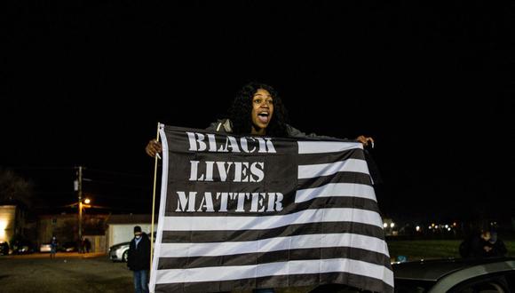 Una manifestante grita consignas mientras protesta por la muerte a tiros de Daunte Wright por un oficial de policía en Brooklyn Center, Minnesota, el 17 de abril de 2021. (Foto de CHANDAN KHANNA / AFP).