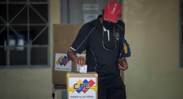 Un votante introduce su voto en una urna en un puesto de votación durante la jornada de elecciones a diputados de la Asamblea Nacional Caracas (Venezuela). (Foto: EFE/ Miguel Gutiérrez).