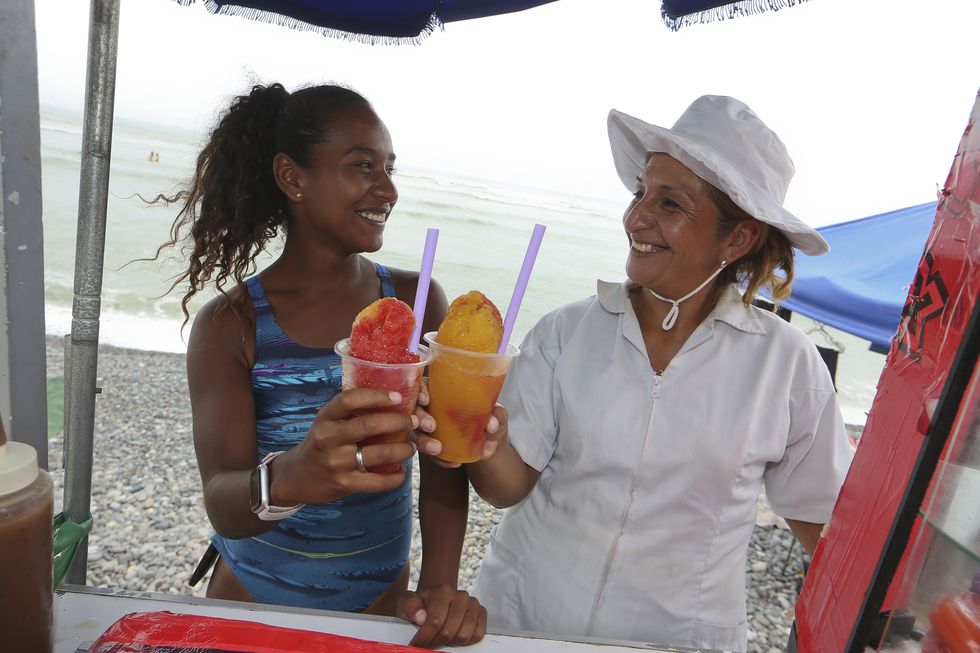 Doña Charito vende raspadillas en la playa Makaha desde hace 30 años. Su hija, María Fernanda Reyes aprovechaba para surfear de niña. El año pasado fue campeona de longboard en los Panamericanos.