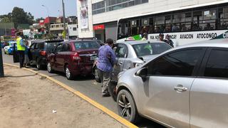 Surco: conductor de combi provocó choque en cadena en la avenida Tomás Marsano