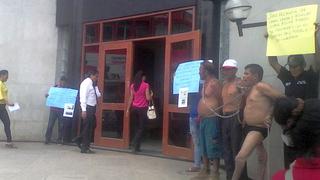 Pobladores protestan desnudos en la Corte Superior de Ucayali