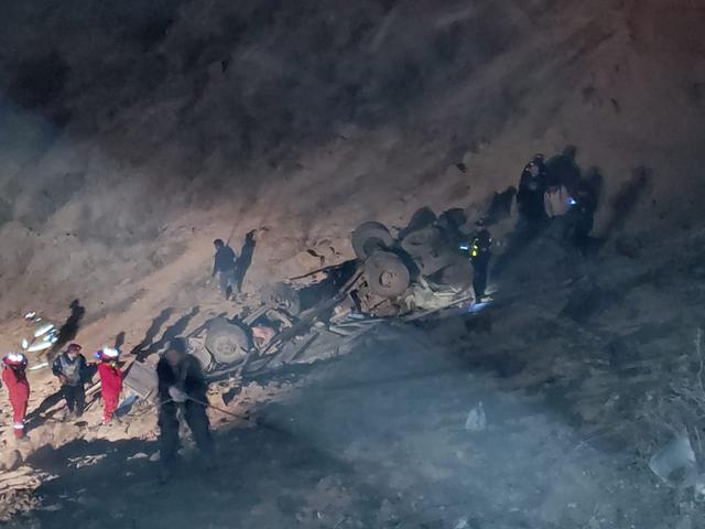 Arequipa: al menos 13 muertos y 21 heridos deja caída de bus a barranco en La Pascana