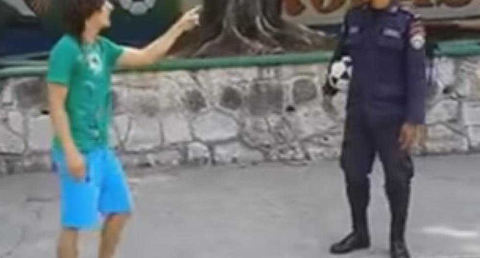 YouTube y el video en donde un policía nos muestra cómo se debe jugar al fútbol y \'tapar bocas\'. (Foto: Captura)