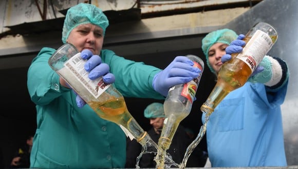 En medio de la pandemia, muchas personas en el mundo apostaron por el vodka como desinfectante, pero ¿realmente funciona contra el covid-19? (Foto: AFP)