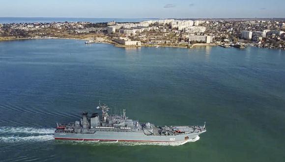 Imagen referencial. En esta fotografía distribuida por el Servicio de Prensa del Ministerio de Defensa de Rusia el buque de asalto anfibio Kaliningrado de la armada rusa navega hacia el puerto de Sebastopol en Crimea. (Foto: AP)