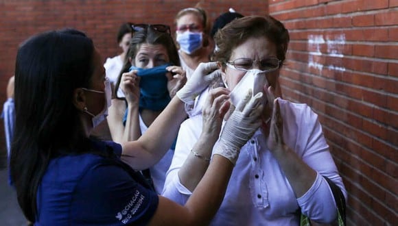 Investigadores de Estados Unidos determinaron que el virus del coronavirus puede permanecer hasta tres días sobre plástico y acero inoxidable (Foto: AFP)