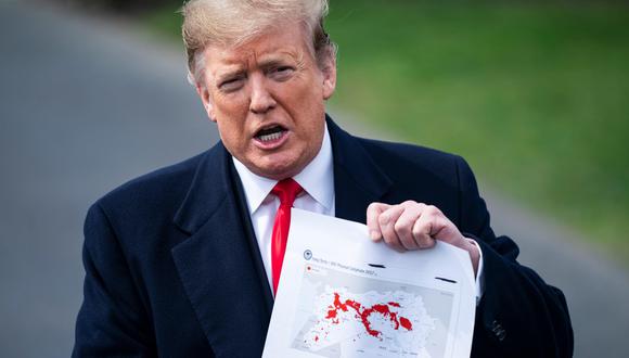 Donald Trump mostró un mapa que compara el territorio controlado por el Estado Islámico en Irak y Siria el día en que fue elegido, con ese mismo territorio hoy en día. (EFE).