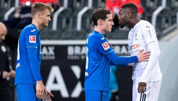 La reacción de Lilian Thuram al ver el escupitajo de Marcus, su hijo, a un rival. (Foto: AFP)