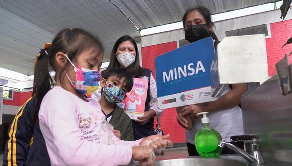 El correcto y constante lavado de manos con agua y jabón es una de las medidas que promueve el Minsa en las instituciones educativas del país. (Foto: Minsa)