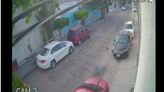 El momento en el que un conductor alcanza y atropella al ladrón que le robó en México | VIDEO