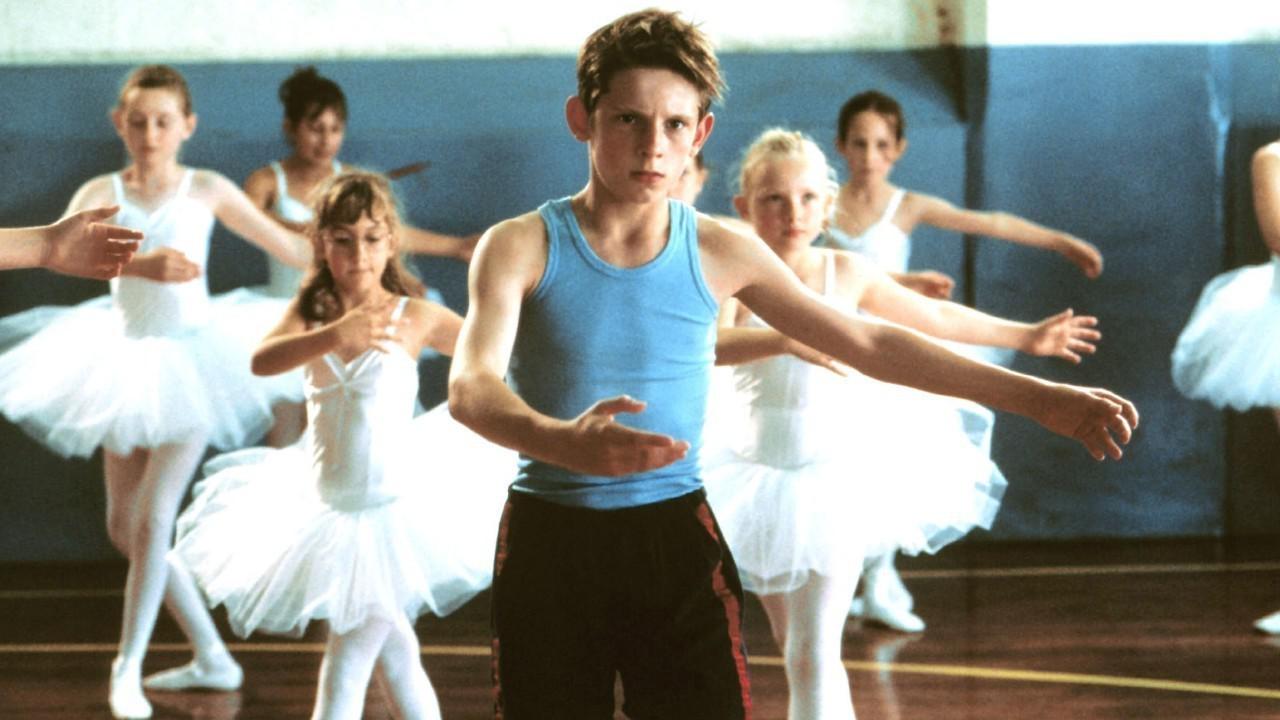 El protagonista del filme “Billy Elliot” trata de seguir las instrucciones de su profesora.
