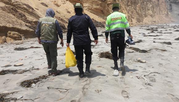 La policía y la fiscalía, con ayuda de pescadores, hallaron este mes explosivos en la playa Arquillo. (Foto: Sernanp)