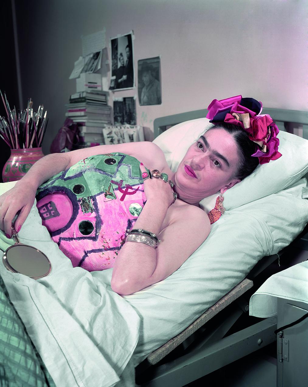 Frida en su cuarto del Hospital Inglés, Ciudad de México, 1950. 
Esta imagen fue tomada por el fotógrafo germano-hispano-mexicano Hans Gutmann Guster (1911–1982), más conocido como Juan Guzmán. Foto: Colección y Archivo de Fundación Televisa.