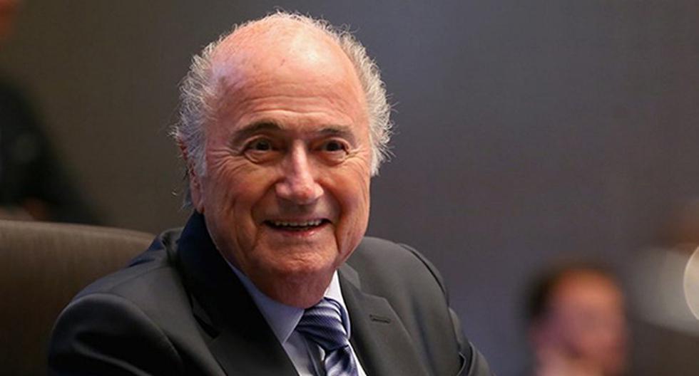 Joseph Blatter estará al menos seis meses más en la FIFA. (Foto: Difusión)