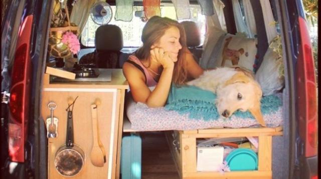 Así son las aventuras de una chica y su perro en una camioneta - 1