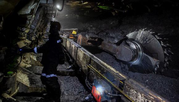 Un minero se encuentra junto a una máquina excavadora en la mina de carbón Osinnikovskaya, operada por Raspadskaya PJSC, en Osinniki, Rusia, el lunes 8 de febrero de 202.