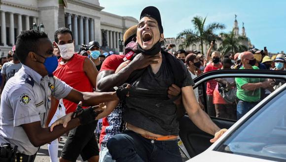 Un hombre es arrestado durante una manifestación contra el gobierno del presidente cubano Miguel Díaz-Canel en La Habana, el 11 de julio de 2021. (Foto: AFP / YAMIL LAGE).