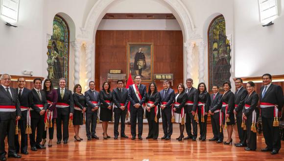 El presidente Martín Vizcarra con los miembros del Gabinete Ministerial que juraron en sus cargos en la ceremonia realizada el 3 de octubre. En la imagen están Meléndez, Petrozzi, Tomás, Morán, Trujillo y Revilla. (Foto: PCM)