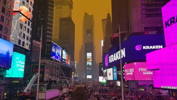 Fotografía que muestra el cielo color naranja debido al humo resultante de los incendios forestales canadienses visto desde la zona de Times Square de Nueva York. (Foto: Jorge Fuentelsaz/EFE)