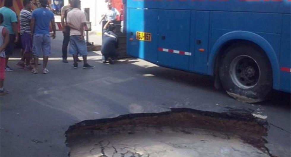 Así el bus tras caer a un forado en Chiclayo. (Foto: Agencia Andina)