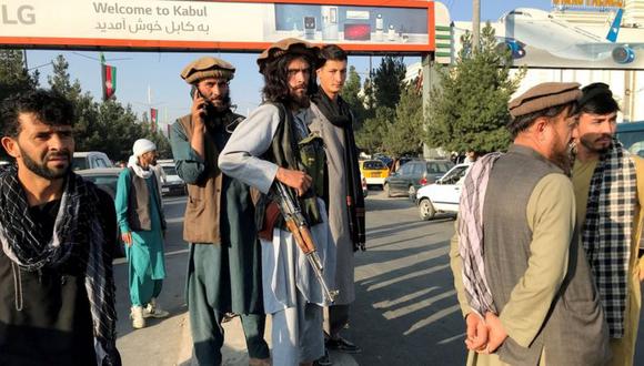 Militantes talibanes a las afueras del aeropuerto de Kabul este lunes. (Reuters).