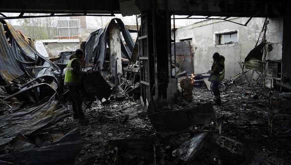 Trabajadores desmantelando las ruinas de una planta química después de un bombardeo desde el territorio de Ucrania en la ciudad de Shebekino, a unos 35 kilómetros de Belgorod, Rusia, el 4 de noviembre de 2023. (Foto referencial de STRINGER / AFP)