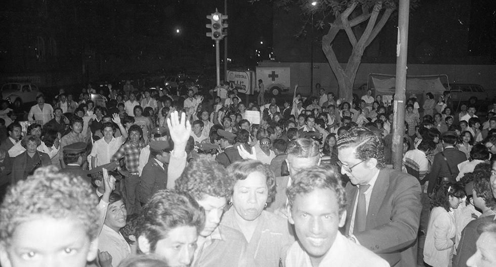 La noche del 11 de diciembre de 1981, la Teletón empezó a transmitirse desde las instalaciones del Canal 5. Hasta el lugar, cientos de personas se acercaron para dejar sus donativos. Instantes después, el concurso de baile se inició en el coliseo Amauta y un espectacular show en el cine Pacífico, en Miraflores. (Foto: GEC Archivo Histórico)