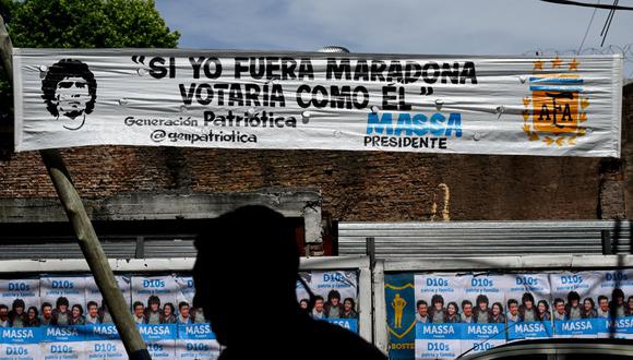 Un hombre pasa junto a la propaganda política del ministro de Economía de Argentina y candidato presidencial por el partido Unión por la Patria, Sergio Massa. (Photo by LUIS ROBAYO / AFP)
