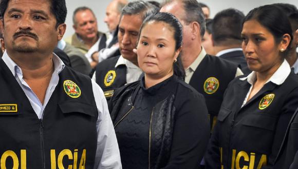La ex candidata presidencial Keiko Fujimori es rodeada por agentes de la policía el 31 de octubre del 2018, momentos después de que el Poder Judicial dictara prisión preventiva en su contra por 36 meses. (Foto: AFP).