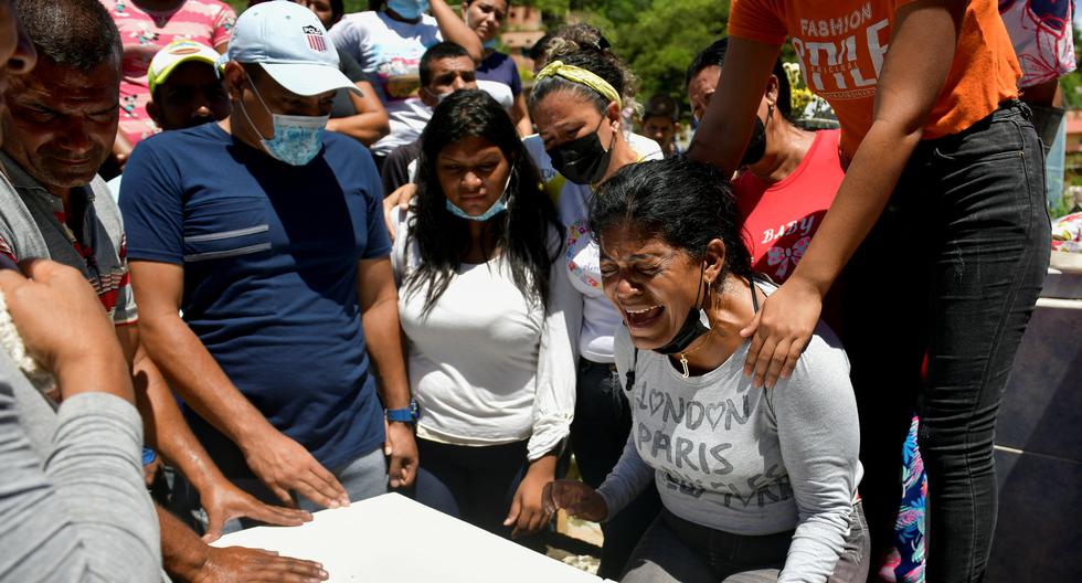 Jennifer Galíndez llora a su nieta, la bebé Damna Romero, quien murió durante las devastadoras inundaciones que azotaron la ciudad durante el fin de semana, en Las Tejerias, Venezuela.