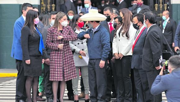 Alva escoltó a Castillo fuera del edificio parlamentario tras la reunión que sostuvieron en la mañana. (Foto: Renzo Salazar)