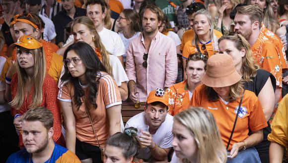 Holandeses aglomerados viendo un encuentro de fútbol de la Eurocopa en Ámsterdam. (Foto: AFP)