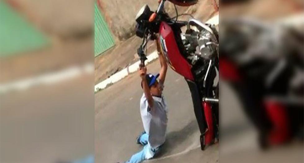 Un joven intentó hacer un ‘caballito’ con su moto y terminó haciendo el ridículo. (foto: captura)