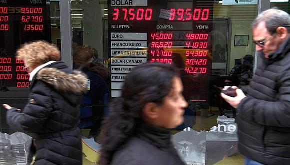 El dólar bajaba 1.29% en la plaza informal de cambios de Argentina este viernes. (Foto: AFP)