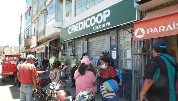 Socios de Credicoop preocupados por sus ahorros tras cierre de operaciones de las agencias. (Foto: GEC)