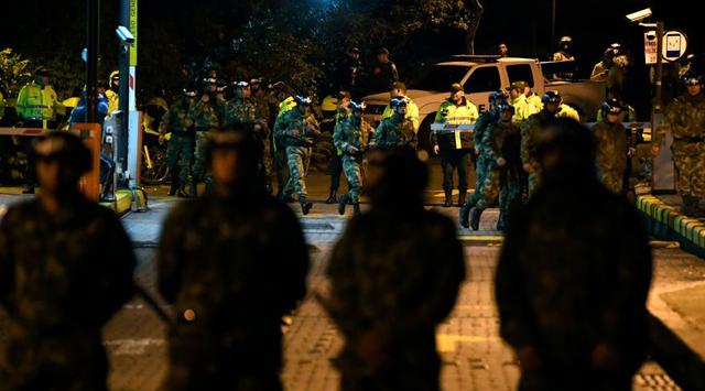 El Gobierno de la capital de Colombia declaró el viernes el toque de queda en Bogotá después de que cientos de manifestantes reanudaron las protestas con nuevos actos de vandalismo y saqueos. (Foto: AFP)
