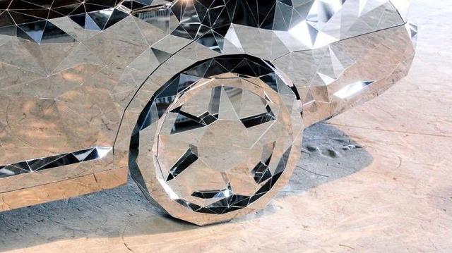 El artista estadounidense Jordan Griska creó esta escultura que busca mezclar el lujo de algunos autos con los accidentes de tránsito. (fotos: Jordan Griska).