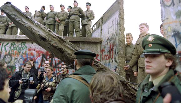 "El triunfo del 9 de noviembre de 1989 fue, ante todo, mérito de los ciudadanos de Alemania del Este". (Photo by GERARD MALIE / AFP)