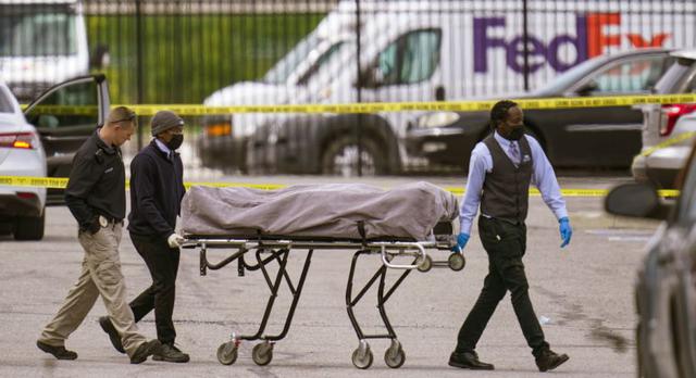 Se toma un cuerpo de la escena donde varias personas recibieron disparos en una instalación de FedEx Ground en Indianápolis. (Foto: AP / Michael Conroy).