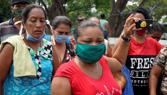 Familiares de reos aguardan en las afueras del penal de la localidad de Guanare donde murieron 50 presos. (REUTERS/Freddy Rodriguez).