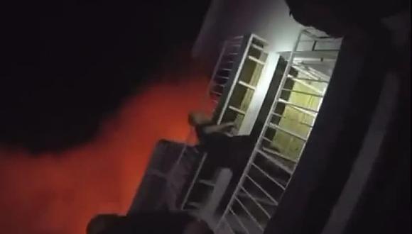 Un policía escaló los balcones de un edificio para rescatar a un bebé de un incendio en Florida. (Captura de video).