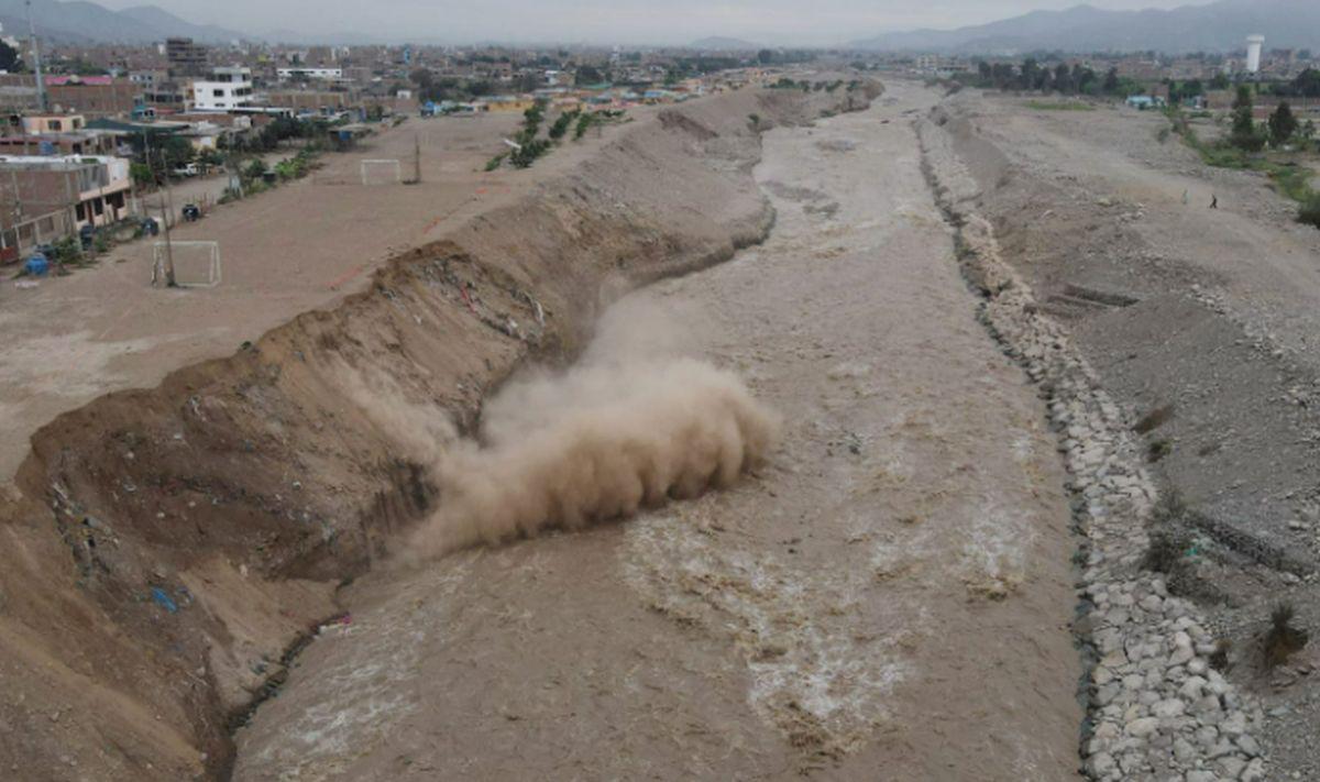 Esto fue lo que ocurrió en la mañana del martes 14 de marzo en el río Chillón, al norte de Lima | Jorge Cerdan / @photo.gec