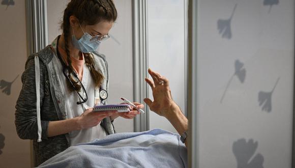 Según el estudio, las diferencias en el porcentaje de mortalidad y reingresos hospitalarios pueden deberse a varios factores, entre los que sugieren que los médicos podrían subestimar la gravedad de la enfermedad de sus pacientes mujeres.