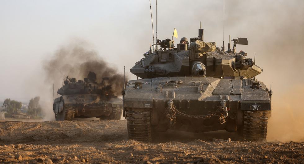 Tanques militares de Israel ruedan cerca de la frontera con la Franja de Gaza el 3 de diciembre de 2023, en medio de continuas batallas con el grupo militante Hamás. (Foto de Menahem KAHANA / AFP).