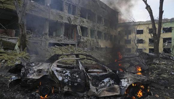 Un carro se incendia tras el bombardeo contra un hospital infantil en Mariupol, Ucrania. (Foto AP/Evgeniy Maloletka).
