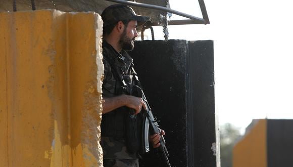 Un combatiente de una facción del Ejército Nacional Sirio respaldado por Turquía controla un puesto de control en el área de Tal Battal, cerca de la ciudad de al-Bab, el 26 de septiembre de 2023. (Foto de Bakr ALKASEM / AFP)