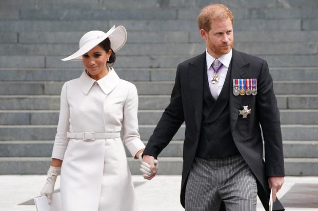 La decisión de los duques de Sussex incluyó la renuncia a sus nombramientos militares honorarios, por lo que se pudo ver al príncipe Harry sin su uniforme militar durante las celebraciones por el Jubileo de Platino de Isabel II en junio de este año.