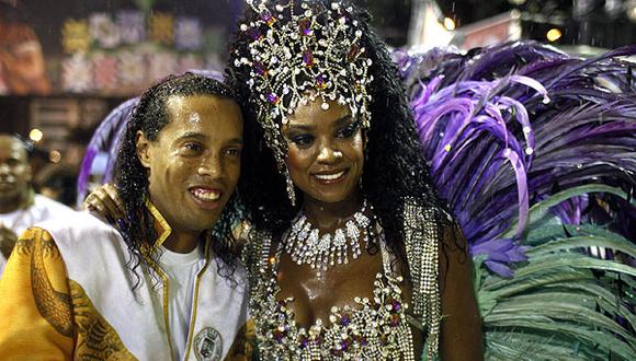 Desde Maradona hasta Ronaldinho: ¿qué famosos futbolistas han sabido divertirse en el Carnaval de Río?. (Foto: AFP)