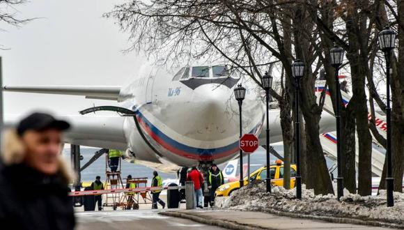 El avión ruso Il-96 que repatrió a 46 diplomáticos rusos expulsados de Estados Unidos fotografiado en el aeropuerto moscovita de Vnukovo.